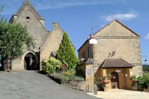 Tamniès - L'église, le petit musée de la préhistoire et la mairie