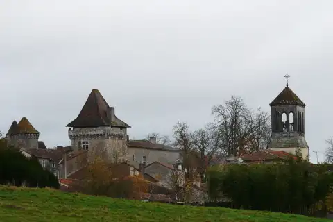 Le château et le clocher de Varaignes, Dordogne, France