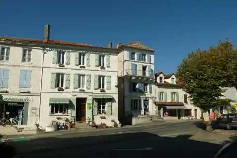 Place centrale de Verteillac (24), France