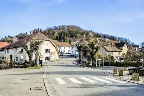 Le cntre du village de Blussans, dans le département français du Doubs