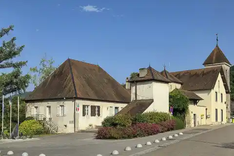 Le centre du village de Devecey, dans le département du Doubs
