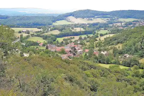 Panorama sur Gondenans-les-Moulins, depuis le belvédère de la grotte de l'ours