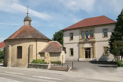 Chapelle et Mairie de Houtaud
