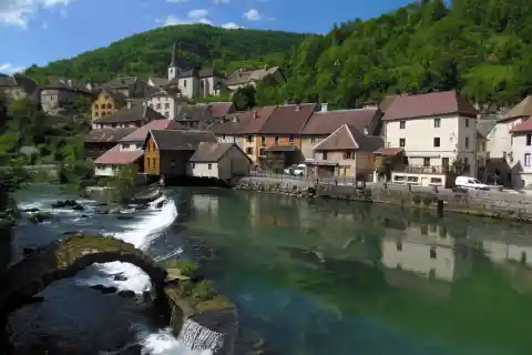 Vue du village de Lods, de la rivière Loue et d'un vestige de pont (XVIe s), depuis le Chemin des Forges