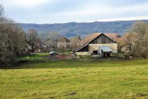 Village de Montivernage, vu de la route de Lanans. Doubs