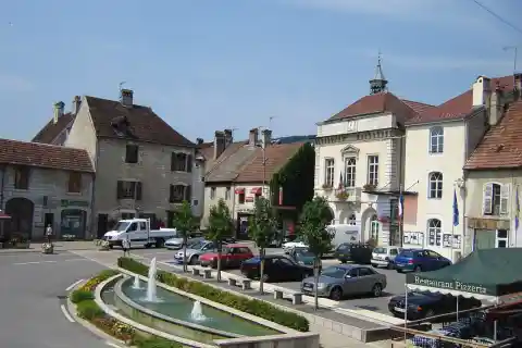 Quingey : la place de la Mairie