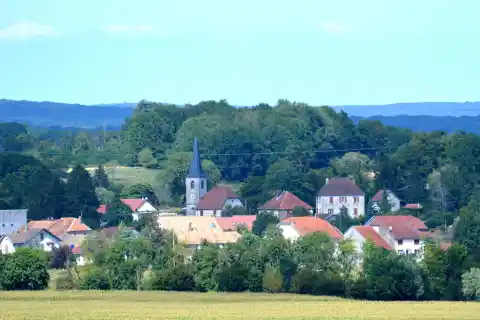 Vue sur le centre du village de Sauvagney depuis le château de Moncley