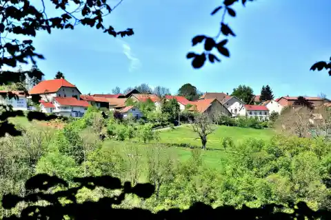 Panorama sur le village, depuis la route de Vauclusotte. Valoreille. Doubs