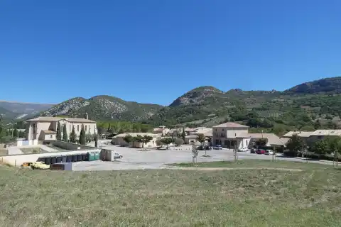 Vue générale de Condorcet (Drôme, France) depuis la pente derrière le cimetière
