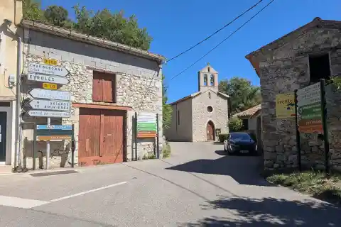 Vue vers la route de Chaudebonne, vers l'est, avec l'église de Saint-Ferréol-Trente-Pas (Drôme, France)