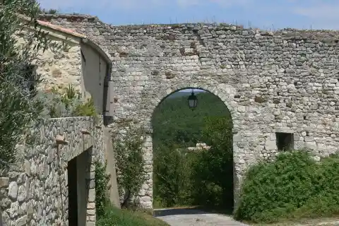 Porte dans le rempart de Valaurie (Drôme), vers le nord