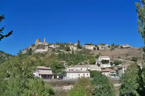Vue sur le village de Verclause (26)