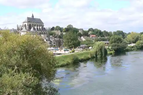 Vue de Pont-de-l'Arche depuis le pont - Au premier plan, l'Eure (2011)