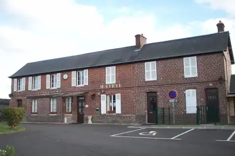 Mairie de Rosay-sur-Lieure, située sur le plateau
