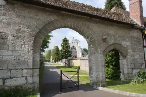 La Saussaye : porte des Chanoines et collégiale Saint-Louis