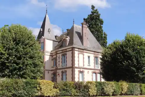 La mairie de Cherisy, anciennement château de Cherisy, depuis l'allée de l'Espace Hugo
