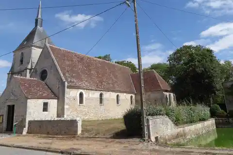 Monument aux morts, église Saint-Claude et mare de Montboissier, Eure-et-Loir, France