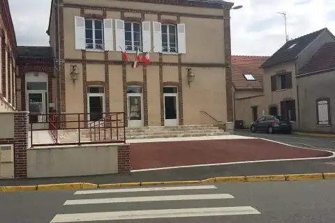 Visite de Sours (28), mairie