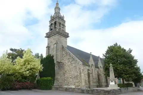 Landeleau : l'église paroissiale 1