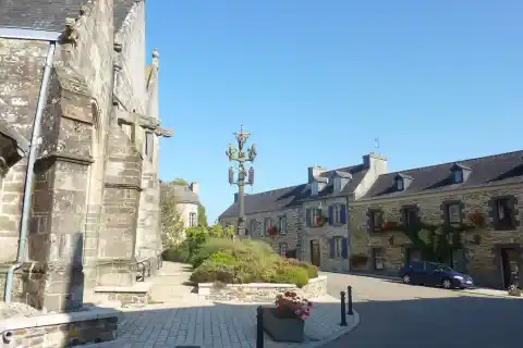Lopérec : façade sud de l'église, calvaire et partie sud du bourg