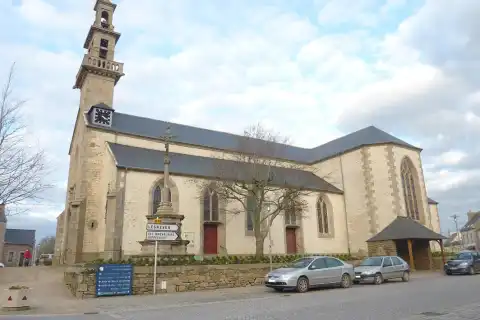Plouvien : l'église paroissiale Saint-Pierre-et-Saint-Paul : vue d'ensemble