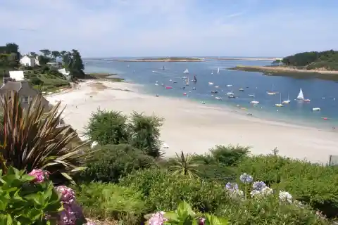 Petite plage sur la rive gauche de l'Aber Benoît à Saint-Pabu, au fond la mer (Manche)
