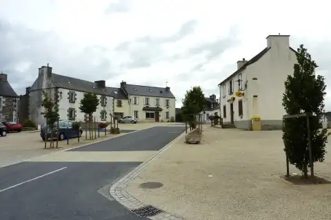 Scrignac: la place principale du village