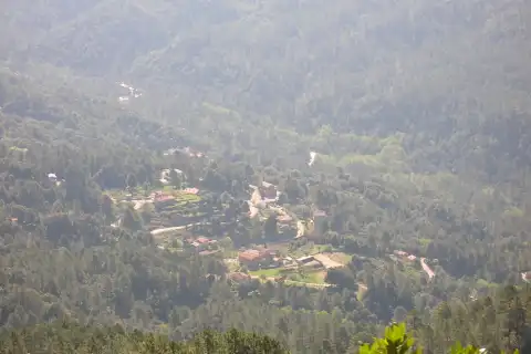 Village de Rezza vu depuis le sentier montant à la Salincaccia (photographie prise vers le Sud)