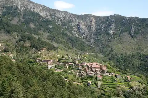Rosazia France (Corse du Sud), le village dans son cirque de montagnes