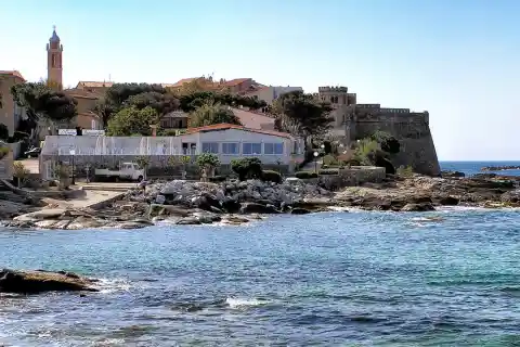 Algajola - Le village