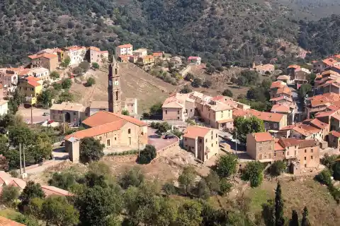 Moltifao - Eglise de l'Annonciation et hameaux de Borgo (gauche) et de Campretti (gauche)