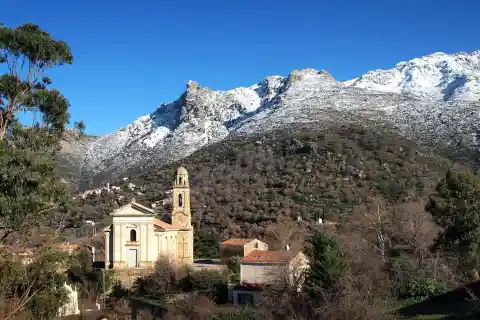 Feliceto (Corse) - Église Saint-Nicolas. En arrière-plan, le village de Nessa