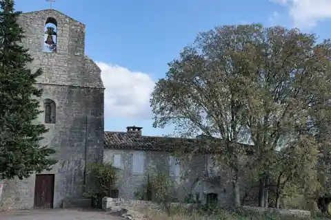 L'église romane Saint-André de Conqueyrac (Gard) construite au XIIème siècle de notre ère