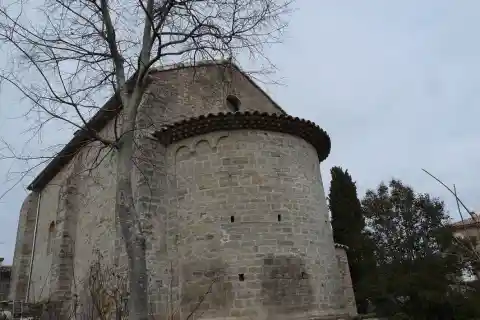 Chevet de l'église St-Vincent de Cros (Gard)