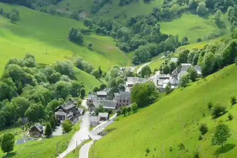 Le village de Bourg-d'Oueil vu depuis le nord-est, Haute-Garonne, France