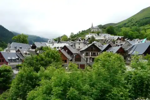 Le village de Cirès vu depuis le sud-est,Haute-Garonne, France