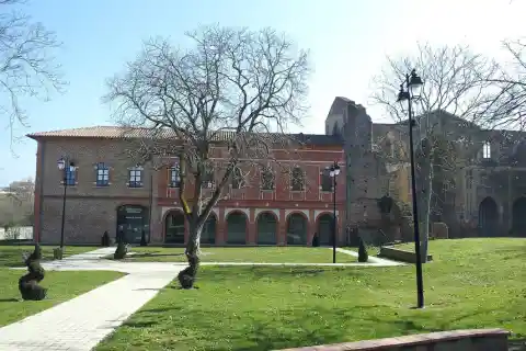 Abbaye La Clarté-Dieu (Eaunes) - médiathèque (dans le bâtiment conventuel)