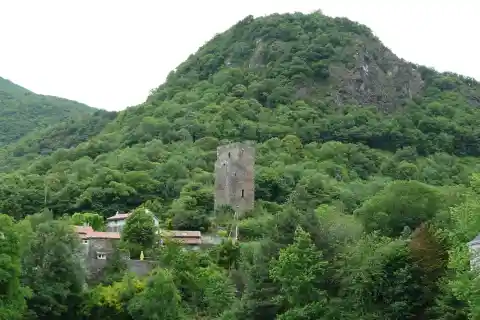 Le village de Fronsac dominé par la tour du château des Comtes de Comminges, Haute-Garonne, France