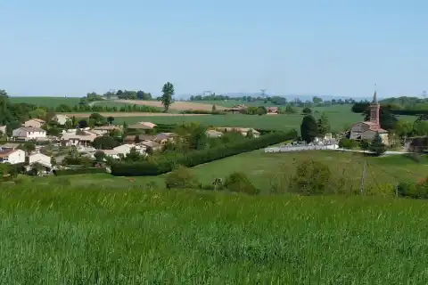Vue de l'ouest sur Gauré, Haute-Garonne, France (au loin, la Montagne Noire)