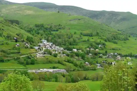 Le village de Poubeau, Haute-Garonne, France. Vue prise depuis la route départementale 618