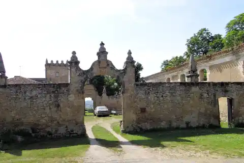 Faget-Abbatial - Logis abbatial - Première enceinte donnant accès à la basse-cour