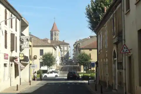 Avenue Martial Cazes à Fleurance avec vue sur le clocher de l'église Saint-Laurent