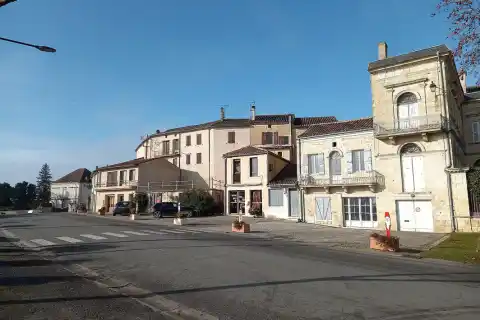 Le bourg de Miradoux vu depuis la rue principale