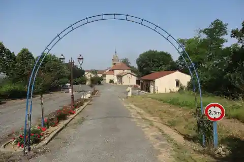 Le village de Moncassin vu à travers une arche depuis son entrée est