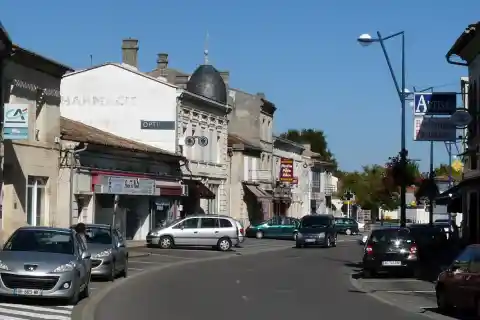 Rue principale (ancienne N.10), Cavignac, Gironde, France