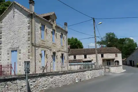 Rue principale de Ligueux, Gironde, France