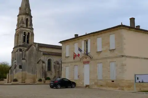 Eglise et mairie de Marsas, Gironde, France