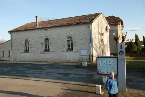 Mairie de La Roquille; (Gironde) Ancien temple protestant reconverti en mairie dans les années 1970