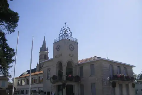 Marcheprime : mairie et église à l'arrière plan