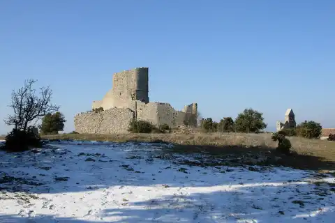 Aumelas (Hérault) - château et chapelle castrale, un jour de neige